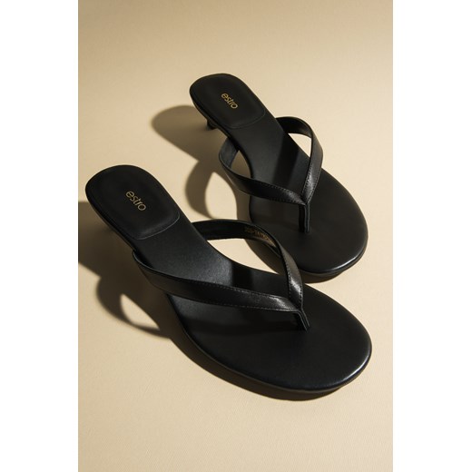 Estro: Czarne japonki damskie ze skóry naturalnej na niskim obcasie ze sklepu Estro w kategorii Klapki damskie - zdjęcie 188120162