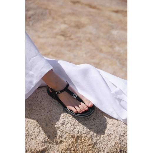Estro: Czarne skórzane sandały damskie typu japonki na płaskiej podeszwie ze sklepu Estro w kategorii Sandały damskie - zdjęcie 188120192