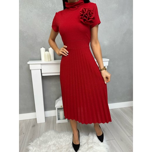 Czerwona Połyskująca Sukienka z Ozdobną Broszką Modnakiecka.pl 40 ModnaKiecka.pl