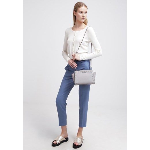 MICHAEL Michael Kors SELMA Torba na ramię pearl grey zalando niebieski na ramię