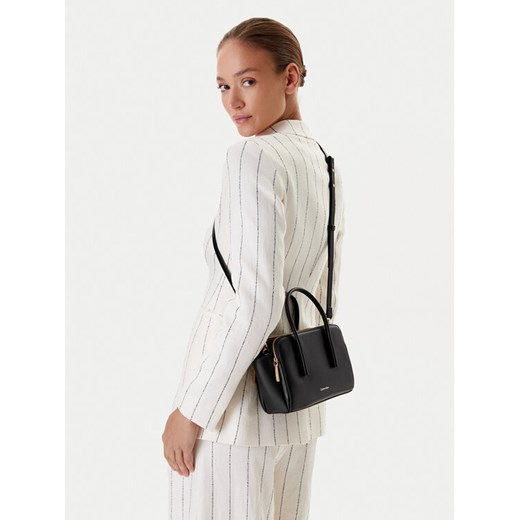 Torebka Calvin Klein Carryall Micro Leather Tote LV04F3057G Czarny ze sklepu eobuwie.pl w kategorii Kuferki - zdjęcie 188249701