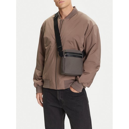Calvin Klein Saszetka Contrast Reporter LV04D3175G Szary ze sklepu MODIVO w kategorii Torby męskie - zdjęcie 188256103