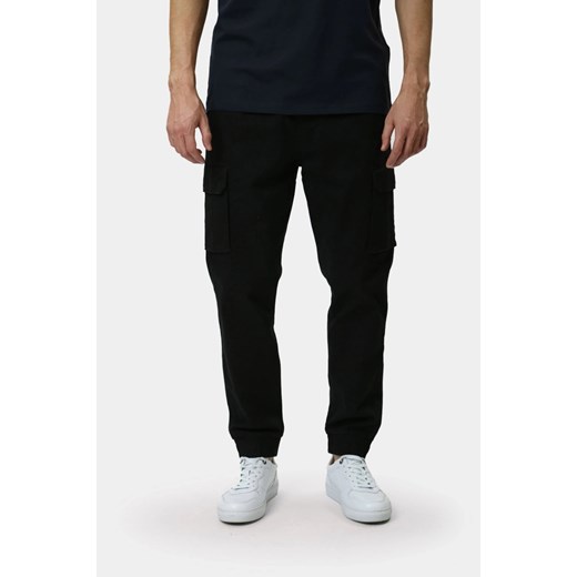 Męskie Spodnie Materiałowe Mustang Style Paris Jogger Cargo Black Beauty 1015896 4185 ze sklepu YouNeedit.pl w kategorii Spodnie męskie - zdjęcie 188262691