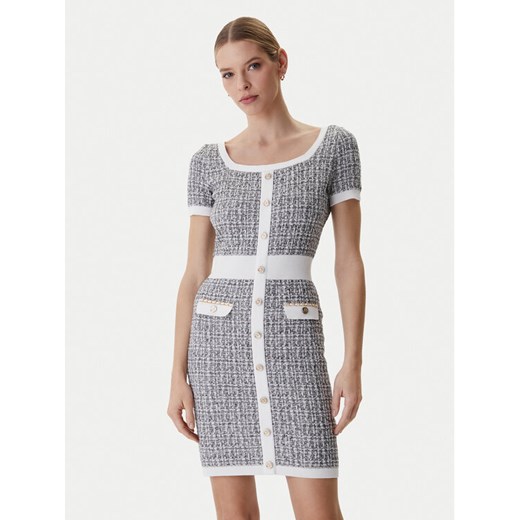Guess Sukienka dzianinowa W6RK42 Z0361 Szary Regular Fit ze sklepu MODIVO w kategorii Sukienki - zdjęcie 188427851