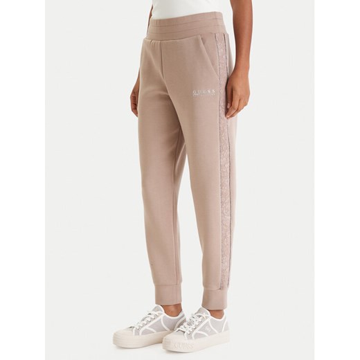 Guess Spodnie dresowe W6RB45 KBYE2 Beżowy Regular Fit ze sklepu MODIVO w kategorii Spodnie damskie - zdjęcie 188435150