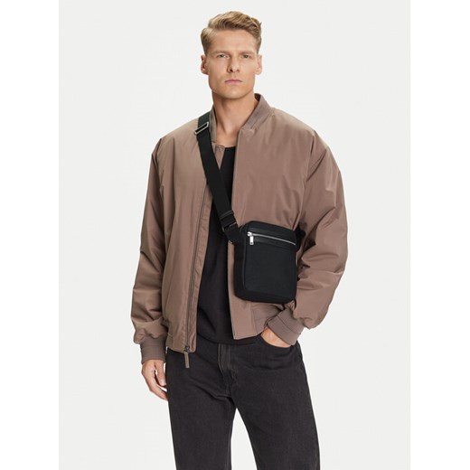 Calvin Klein Saszetka Contrast Reporter LV04D3175G Czarny ze sklepu MODIVO w kategorii Torby męskie - zdjęcie 188514510