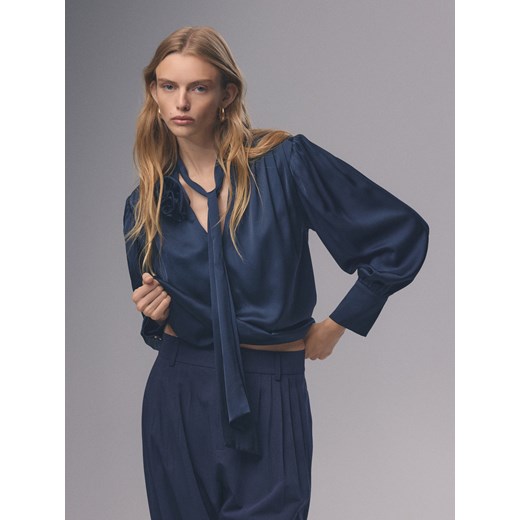 Reserved - Bluzka z ozdobnym wiązaniem - granatowy ze sklepu Reserved w kategorii Bluzki damskie - zdjęcie 188854173