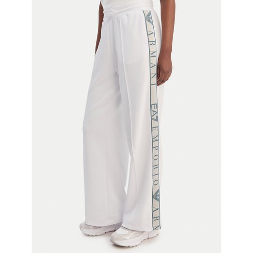 EA7 Emporio Armani Spodnie dresowe 7W001155 AF12501 U0002 Biały Relaxed Fit ze sklepu MODIVO w kategorii Spodnie damskie - zdjęcie 188864991