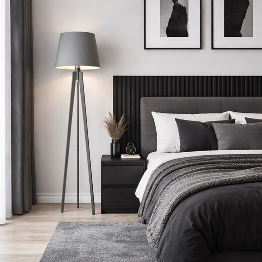 Drewniana lampa stojąca na trójnogu w stylu skandynawskim CURACAO ze sklepu Lysne w kategorii Lampy podłogowe - zdjęcie 188895981