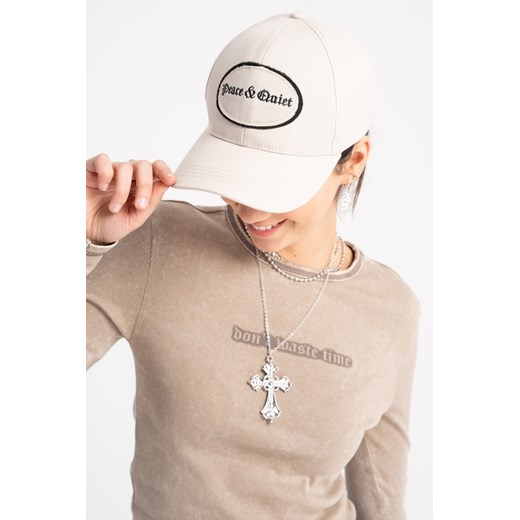 Kremowa czapka z daszkiem z naszywką z przodu, Rozmiar -  r1, Kolor - Beżowy ze sklepu REPORTER w kategorii Czapki dziecięce - zdjęcie 189108503