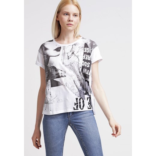 Calvin Klein Jeans TRIAVI Tshirt z nadrukiem white zalando  Bluzki z krótkim rękawem