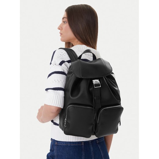 Plecak Calvin Klein Webbing Strap Flap LV04F3590G Czarny ze sklepu eobuwie.pl w kategorii Plecaki - zdjęcie 189264974