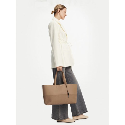 Torebka Calvin Klein Ck Mixmedia Shopper_Mono K60K613166 Beżowy ze sklepu eobuwie.pl w kategorii Torby Shopper bag - zdjęcie 189306092