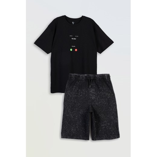 Czarno-szara bawełniana piżama z autorską grafiką, Rozmiar - 152, Kolor - Czarny ze sklepu REPORTER w kategorii Piżamy dziecięce - zdjęcie 189316692