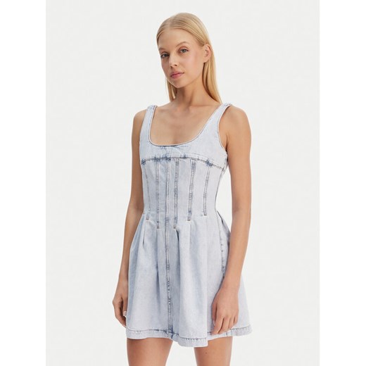 Tommy Jeans Sukienka jeansowa DW0DW22990 Błękitny Slim Fit ze sklepu MODIVO w kategorii Sukienki - zdjęcie 189387371