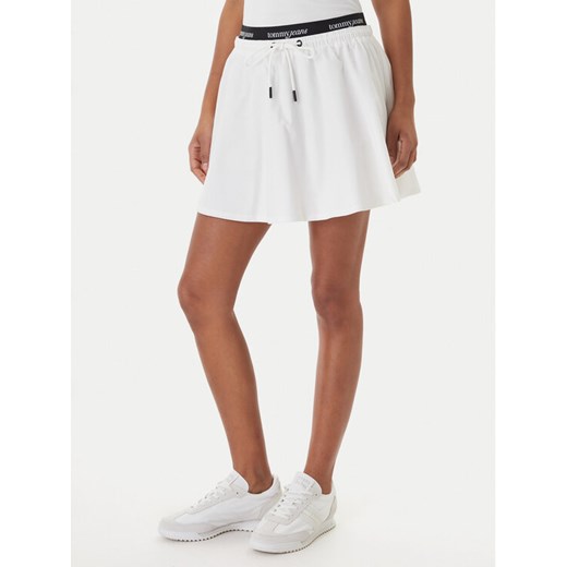Tommy Jeans Spódnica mini DW0DW22299 Biały Regular Fit ze sklepu MODIVO w kategorii Spódnice - zdjęcie 189387493