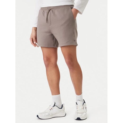 Tommy Jeans Szorty sportowe DM0DM21931 Beżowy Regular Fit ze sklepu MODIVO w kategorii Spodenki męskie - zdjęcie 189390772