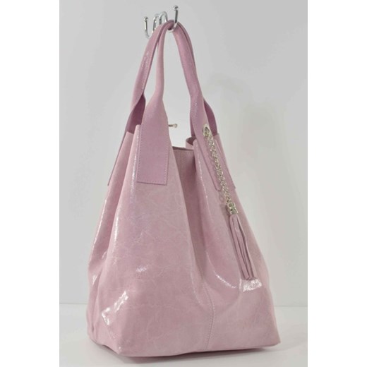 Skórzana torebka worek z połyskującej skóry cervandone-pl rozowy elegancki