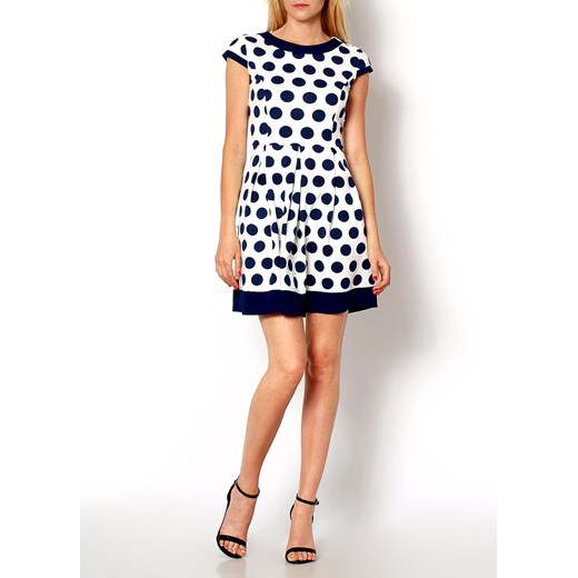 Rozkloszowana sukienka w grochy zoio-pl bezowy do pracy