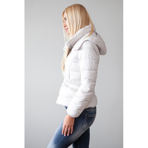 Pikowana kurtka podkreślająca talię kremowa fasardi-com bialy jesień
