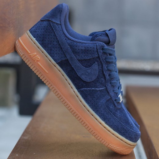 WMNS AIR FORCE 1 '07 SUEDE runcolors-pl granatowy Buty do biegania