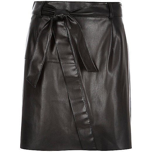 Black leather-look belted mini skirt  river-island szary lato