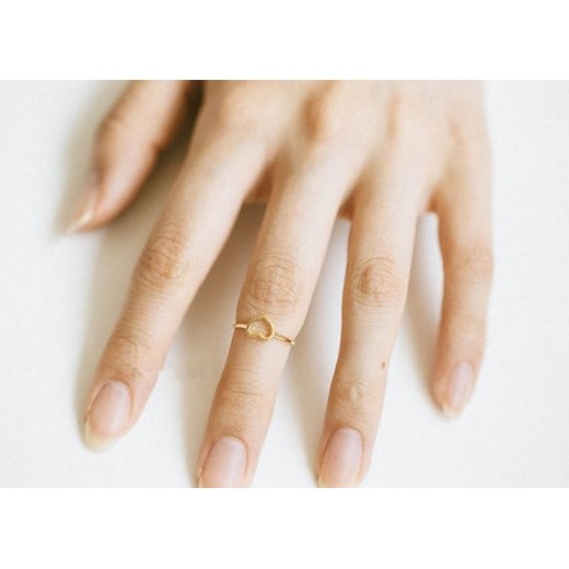 pierścionek knuckle ring złote serce stal chirurgiczna blinkshop-pl bezowy złota