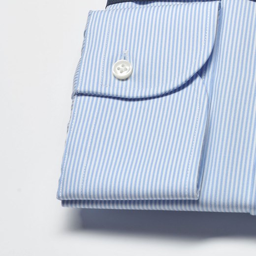 Elegancka koszula męska taliowana (SLIM FIT) w jasnoniebieski prążek