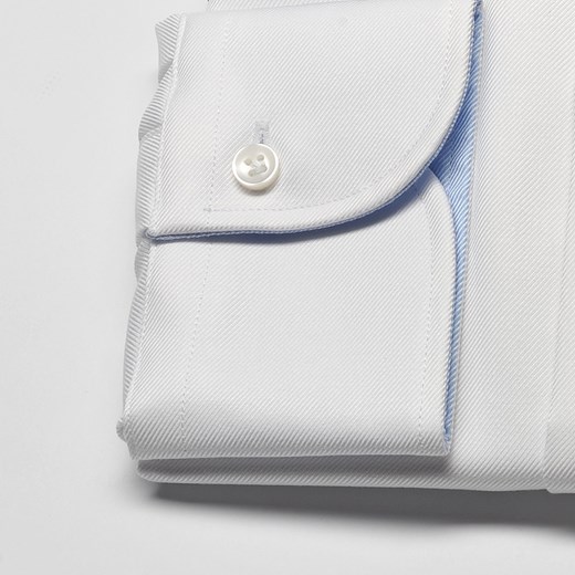 Elegancka biała koszula męska taliowana (SLIM FIT) z błękitnymi wstawkami