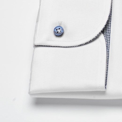Elegancka biała koszula męska taliowana (SLIM FIT) z kontrastem w granatowy wzorek