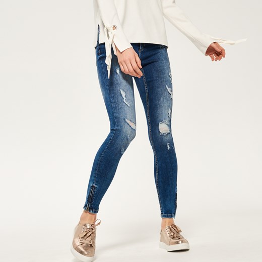 Reserved - Jeansy z podartymi nogawkami - Granatowy