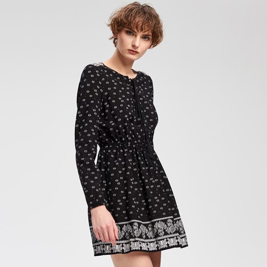 Cropp - Sukienka z wiązanym dekoltem - Czarny czarny Cropp XL 