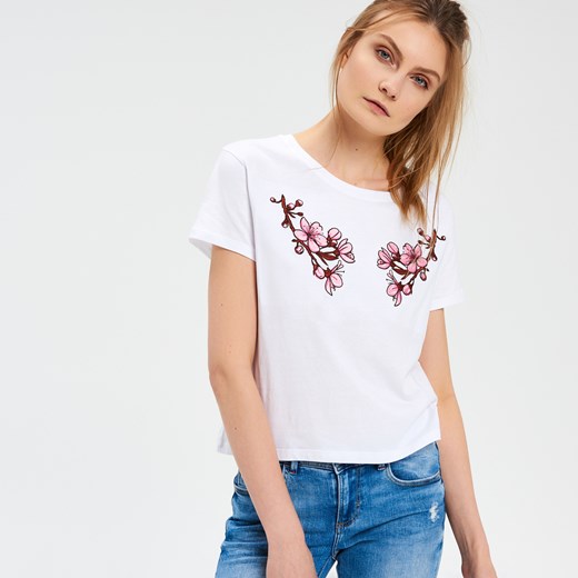 Cropp - T-shirt z kwiatowym haftem - Biały Cropp  XS 