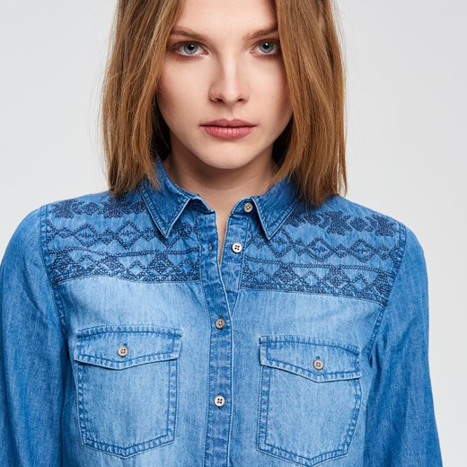 Cropp - Jeansowa koszula z haftem - Niebieski