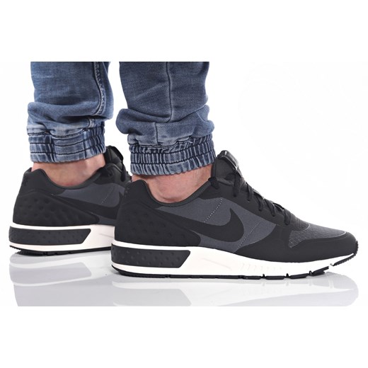 OBUWIE NIKE NIGHTGAZER LW 844879-002 Nike 45.5 Natychmiastowo