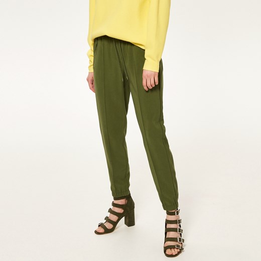 Reserved - Spodnie w kolorze khaki - Zielony