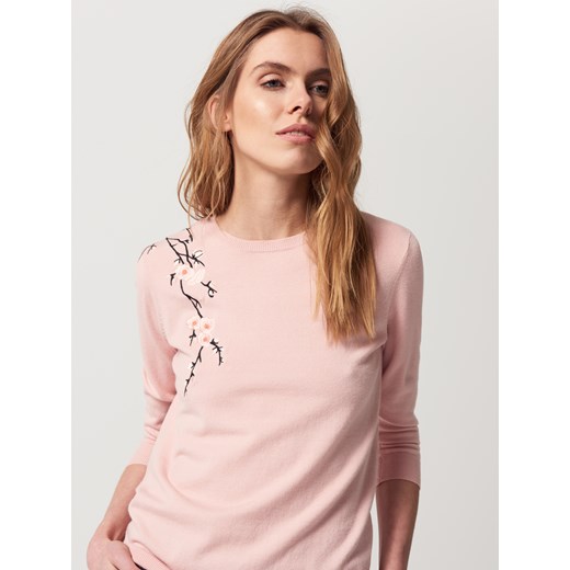 Mohito - Dopasowany sweter z haftowaną aplikacją - Różowy Mohito bezowy M 