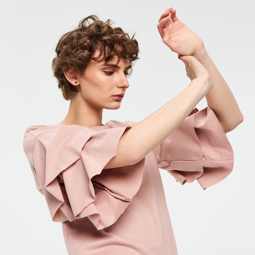 Cropp - Oversizowa sukienka z rękawem w formie falbany - Różowy Cropp  S 
