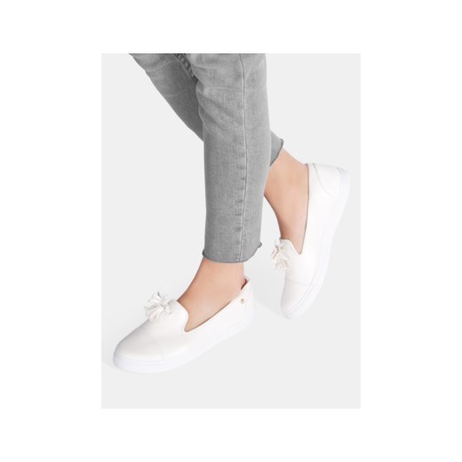 Białe slip on z chwostem Aliya