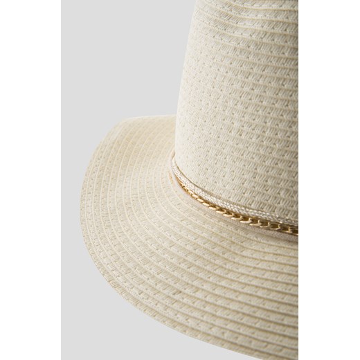 Letni kapelusz z ozdobnym łańcuszkiem Orsay bezowy 00 orsay.com