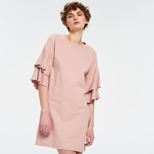 Cropp - Oversizowa sukienka z rękawem w formie falbany - Różowy