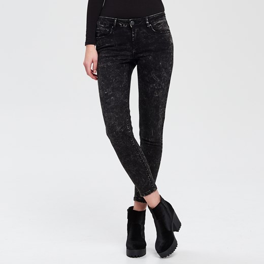Cropp - Marmurkowe jeansy slim fit - Czarny