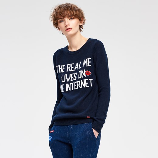 Cropp - Bawełniany sweter dla królowej internetu - Granatowy