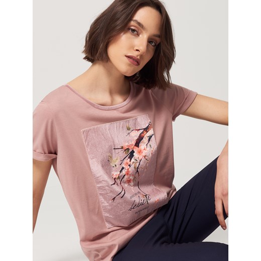 Mohito - Pudrowa koszulka z aksamitną aplikacją - Różowy rozowy Mohito S 