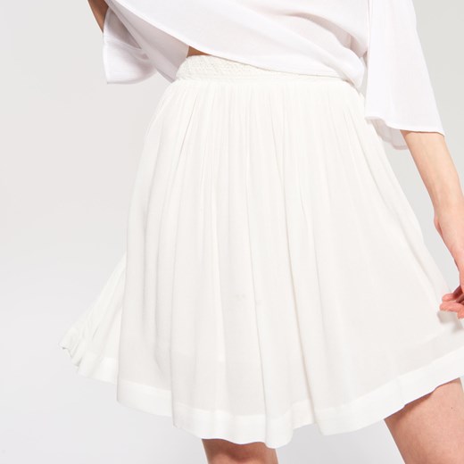 Sinsay - Zwiewna spódnica z koronkowym pasem - Biały bialy Sinsay M 