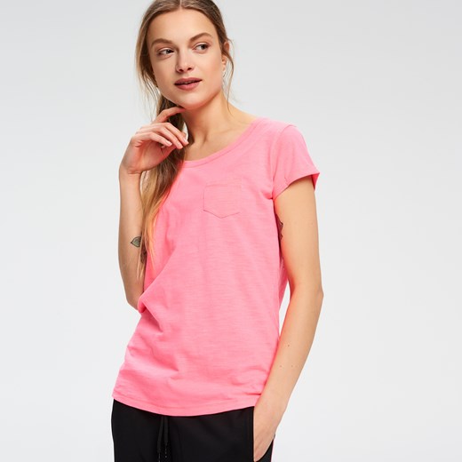 Cropp - T-shirt basic z kieszonką - Różowy