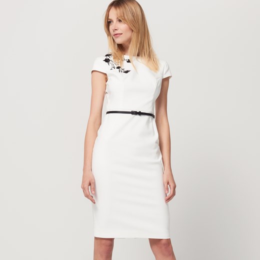 Mohito - Ołówkowa sukienka z paskiem - Biały bialy Mohito 38 