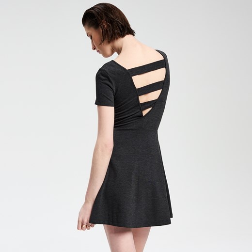 Cropp - Materiałowa sukienka z wycięciem na plecach - Szary  Cropp XS 