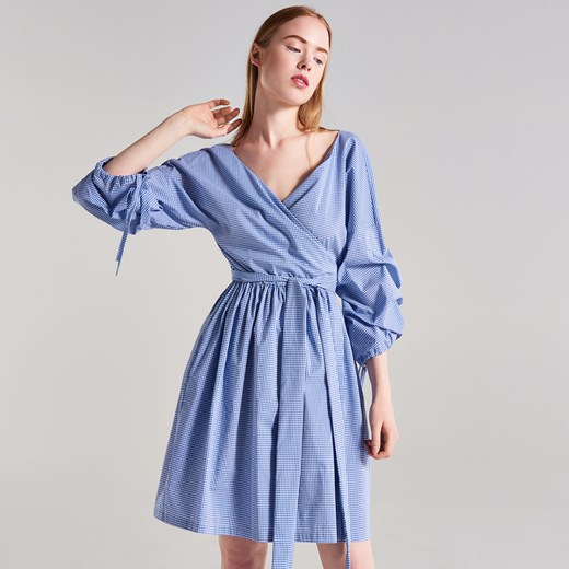 Reserved - Sukienka z kopertowym dekoltem - Niebieski