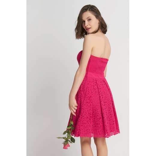 Koronkowa sukienka z odkrytymi ramionami rozowy Orsay 44 orsay.com